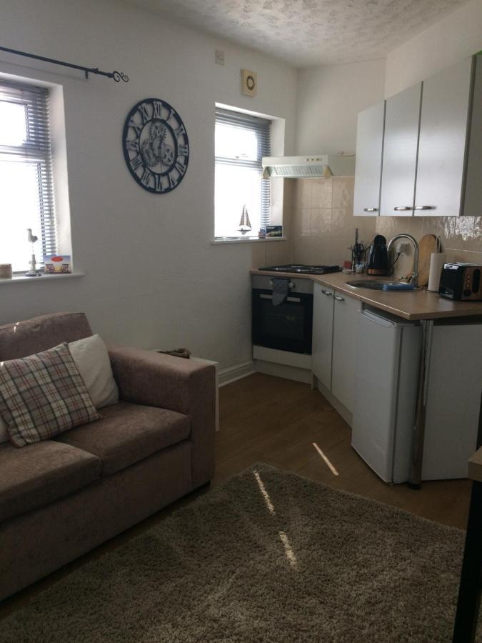Lovely Little Flat By The Sea In Клийторпс Екстериор снимка