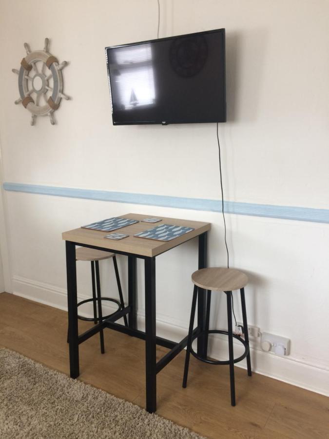 Lovely Little Flat By The Sea In Клийторпс Екстериор снимка
