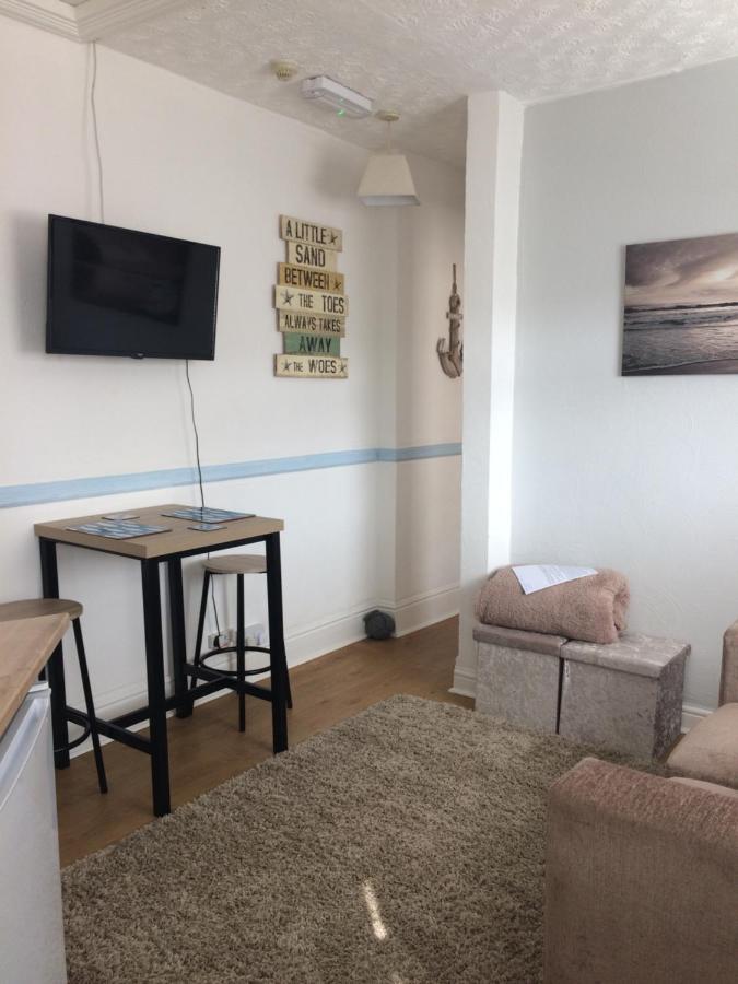 Lovely Little Flat By The Sea In Клийторпс Екстериор снимка