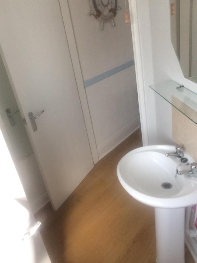 Lovely Little Flat By The Sea In Клийторпс Екстериор снимка