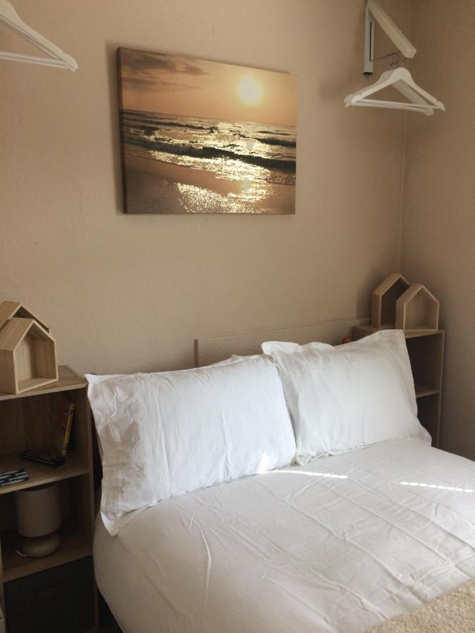 Lovely Little Flat By The Sea In Клийторпс Екстериор снимка