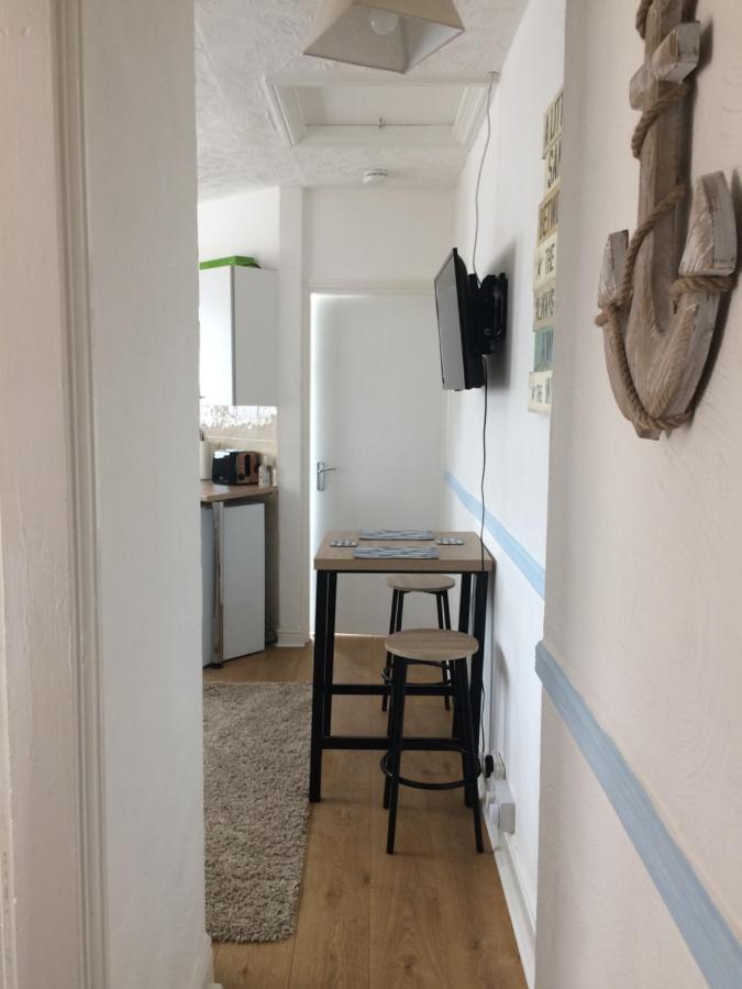 Lovely Little Flat By The Sea In Клийторпс Екстериор снимка